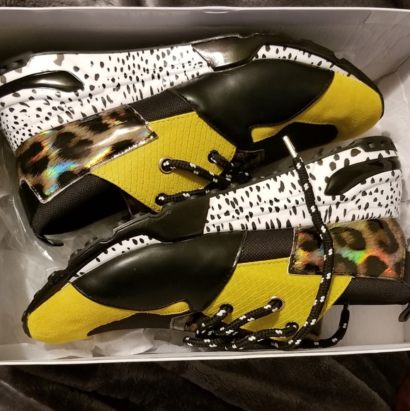 Shoe - Picture 2 of 8